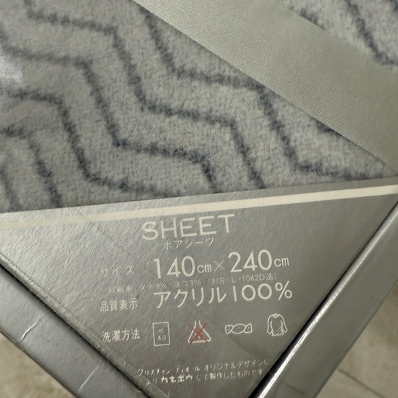 Dior Gray and White Bedding Sheet - Picture 3 of 8